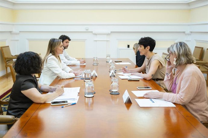 Archivo - La conselleira Fabiola García se reúne con la ministra Elma Saiz.