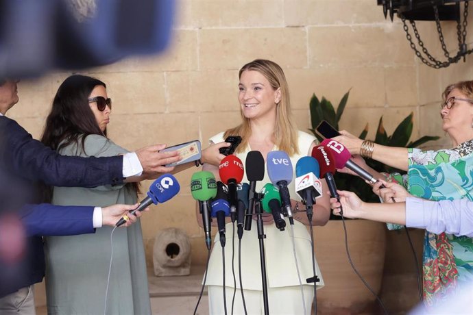 La presidenta del Govern, Marga Prohens, atendiendo a la prensa tras su audiencia con el Rey Felipe VI en el Palacio de la Almudaina