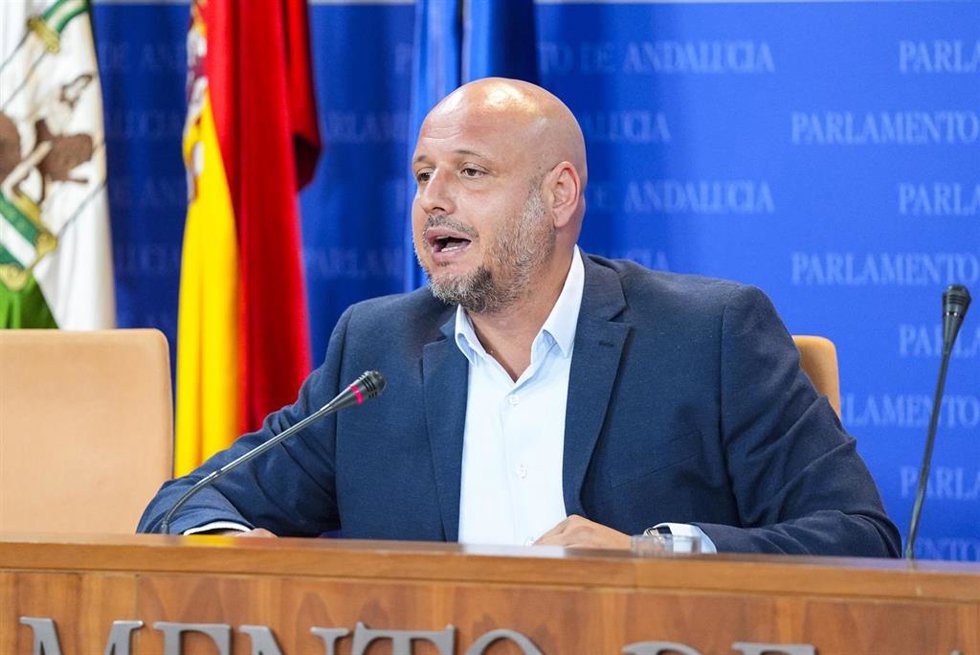 El portavoz del Grupo Parlamentario Vox, Rodrigo Alonso, durante la ronda de ruedas de prensa de portavoces de los grupos parlamentarios en el Parlamento de Andalucía, a 24 de julio de 2024 en Sevilla (Andalucía, España). Los portavoces de los grupos pa