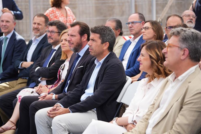 El ministre de Transports i Mobilitat Sostenible, Óscar Puente (4d); i l'alcaldessa de València, María José Catalá (2d).