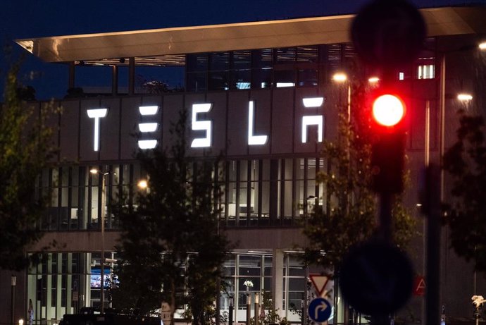 Fotografía de archivo de la entrada a una fábrica de Tesla en Grunheide, cerca de Berlín, Alemania