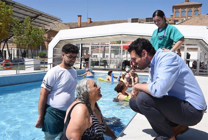 El diputado de Centros Sociales, Mayores y Juventud, Roberto González, ha realizado una visita a la piscina del Centro Ocupacional Reina Sofía de la Diputación de Granada.