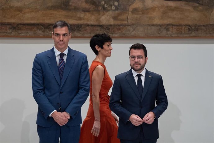 (I-D) El presidente del Gobierno, Pedro Sánchez; la ministra de Inclusión, Seguridad Social y Migraciones, Elma Saiz, y el presidente de la Generalitat en funciones, Pere Aragons, a su llegada a la firma del convenio de traspaso de la gestión del Ingre