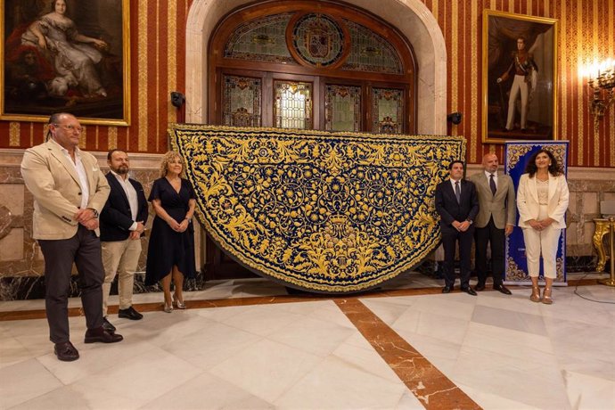 El Ayuntamiento acoge la presentación del nuevo manto de Coronación de la Virgen de la Piedad del Baratillo.