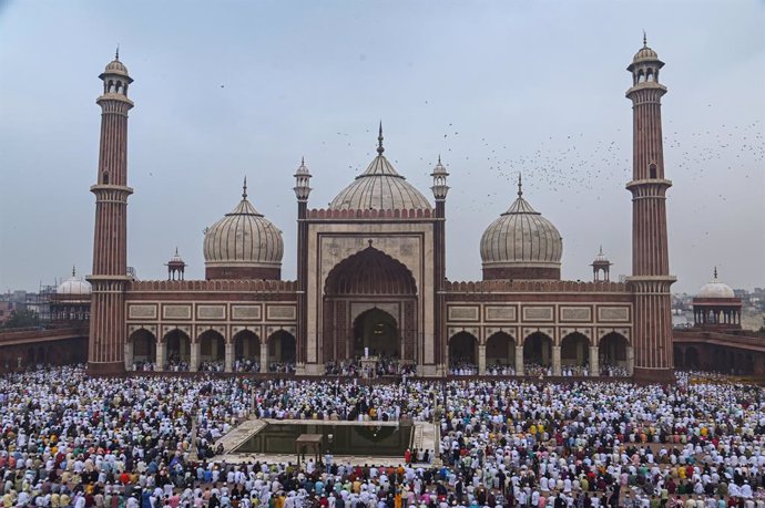 Archivo - 29 June 2023, India, New Delhi: Muslims perform Eid al-Adha prayers at Jama Masjid. 