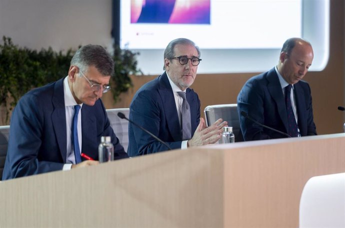 (I-D) El director financiero del Banco Santander, José García Cantera; el consejero delegado, Héctor Grisi, y el vicepresidente de Banco Santander España, Juan Manuel Cendoya, durante una  presentación de resultados del primer semestre de Banco Santander,