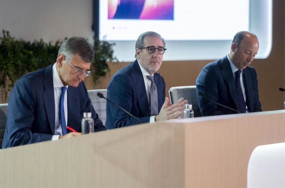 (I-D) El director financiero del Banco Santander, José García Cantera; el consejero delegado, Héctor Grisi, y el vicepresidente de Banco Santander España, Juan Manuel Cendoya, durante una  presentación de resultados del primer semestre de Banco Santande