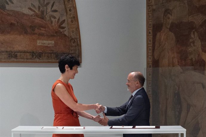 La ministra de Inclusión, Seguridad Social y Migraciones, Elma Saiz, y el conseller de Derechos Sociales, Carles Campuzano, durante la firma del convenio de traspaso de la gestión del Ingreso Mínimo Vital (IMV), en el Palau de la Generalitat