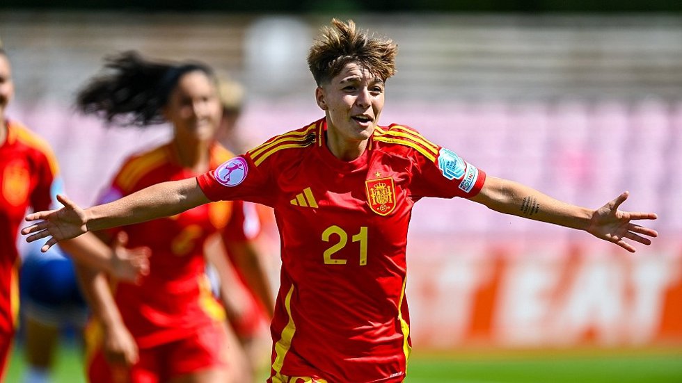 Paula Comendador celebra su gol en la semifinal del Europeo sub-19 de 2024