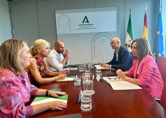 Las consejeras de Desarrollo Educativo y Formación Profesional (FP), Patricia del Pozo, y de Fomento, Articulación del Territorio y Vivienda, Rocío Díaz, en una reunión de coordinación para analizar la situación del transporte escolar en Andalucía.