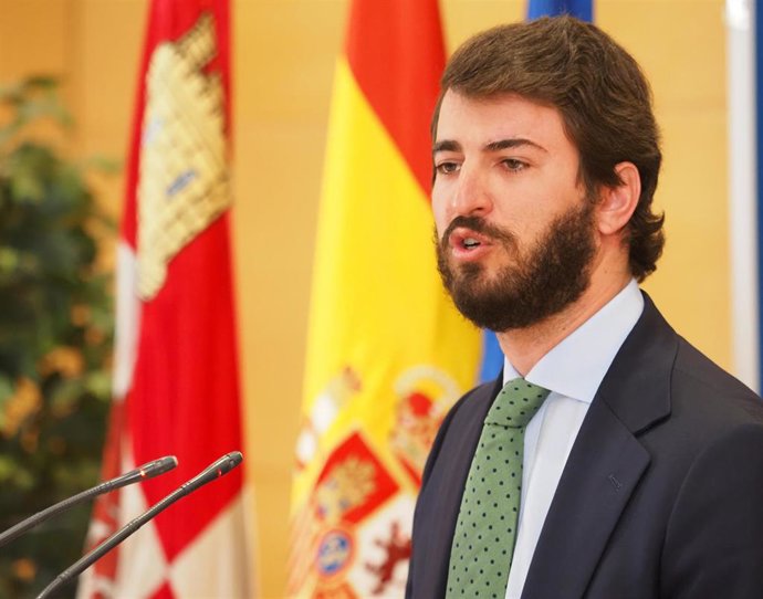 Archivo - El candidato de Vox a la presidencia de las Cortes de Castilla y León, Juan García-Gallardo, comparece después de una reunión entre el PP y Vox. Archivo