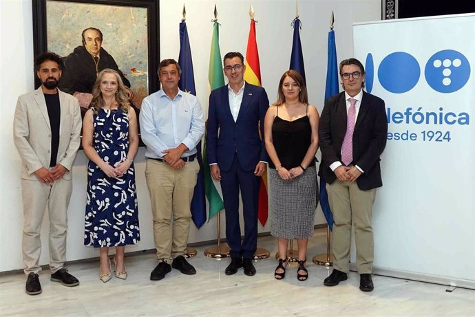 El rector de la Universidad de Málaga, Teodomiro López, y el director del Territorio Sur de Telefónica España, Joaquín Segovia, entre otros