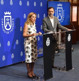 La presidenta del Cabildo de Tenerife, Rosa Dávila, y el vicepresidente, Lope Afonso, en la rueda de prensa para dar cuenta de los asuntos aprobados durante el Consejo de Gobierno