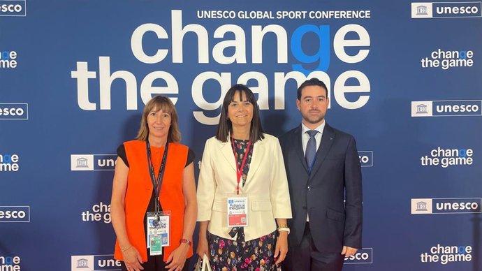 La ministra de Deporte de Andorra, Mònica Bonell, en el centro