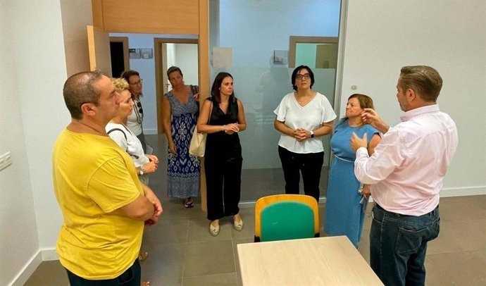 La delegada de Desarrollo Educativo y Formación Profesional y de Universidad, Investigación e Innovación de la Junta en Granada, María José Martín Gómez, ha visitado el Centro Andaluz de Emprendimiento (CADE) de Salobreña.