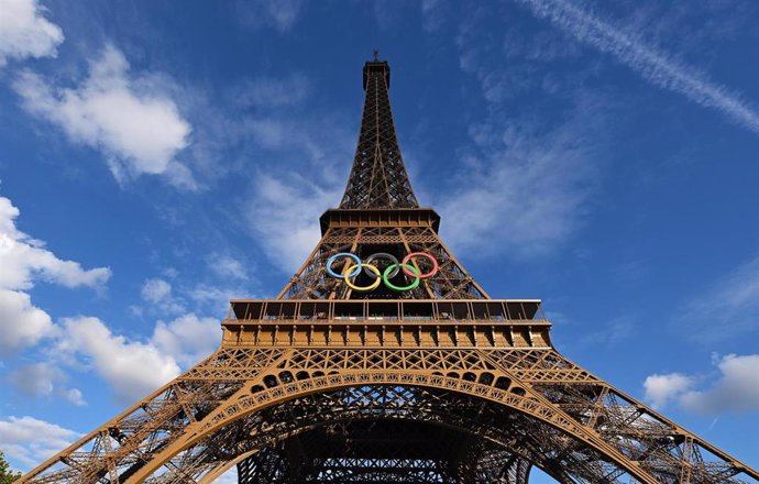 23 de julio de 2024, Francia, París: Los Anillos Olímpicos se ven en la Torre Eiffel antes de los Juegos Olímpicos de Verano de 2024 en París. Foto: Dave Hunt/AAP/dpa