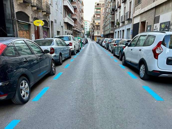 Calle con zona azul en Granada.