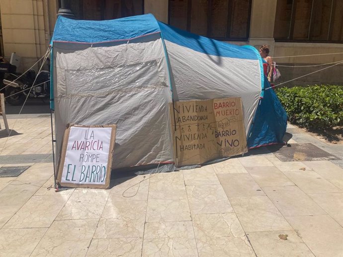 Acampada del Sindicat de Barri de Carolines frente a la Concejalía de Bienestar Social del Ayuntamiento de Alicante