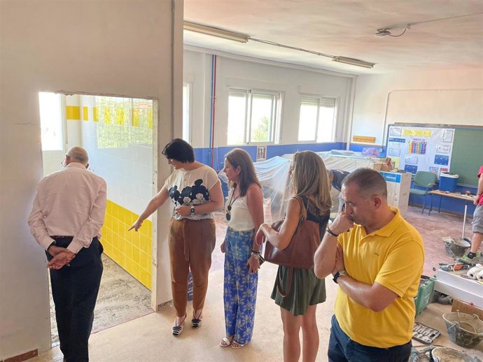 La delegada de Desarrollo Educativo y Formación Profesional de la Junta en Granada, María José Martín Gómez, ha visitado las obras de adaptación del aseo de educación especial en el C.E.I.P. San Francisco de Cájar.
