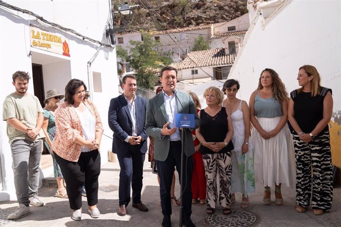 El presidente de la Diputación de Almería, Javier A. García, y la alcaldesa de Laroya, Loli Moreno, en la presentación de'La tienda de Laroya'.