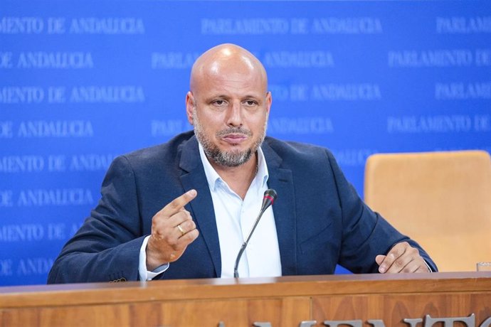 El portavoz del Grupo Parlamentario Vox, Rodrigo Alonso, durante la ronda de ruedas de prensa de portavoces de los grupos parlamentarios en el Parlamento de Andalucía, a 24 de julio de 2024 en Sevilla (Andalucía, España). Los portavoces de los grupos parl