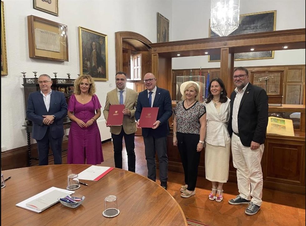 Firma del convenio para el desarrollo de relaciones académicas entre el Patronato Provincial de Turismo de Granada y el Centro Mediterráneo de la UGR.