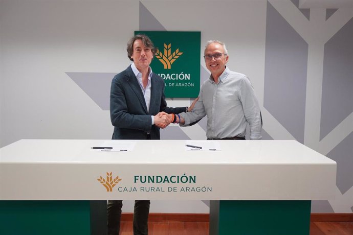 Carlos López, Director De La Fundación Caja Rural De Aragón Y Alberto Pallarés, Presidente De La FAA, Tras La Firma Del Acuerdo.