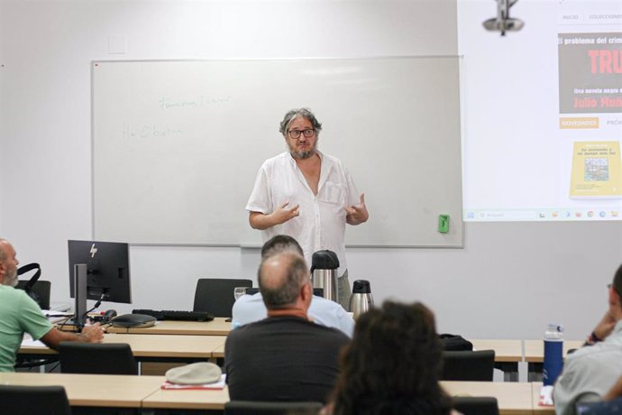 El editor de libros Antonio David González Romero en una ponencia organizada en la sede de la UNIA en Santa María de La Rábida (HUelva).