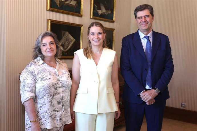 De izquierda a derecha, la directora de la Fundació Miró Mallorca, Antònia Maria Perelló, la presidenta del Govern, Marga Prohens, y el conseller de Turismo, Cultura y Deportes, Jaume Bauzà.