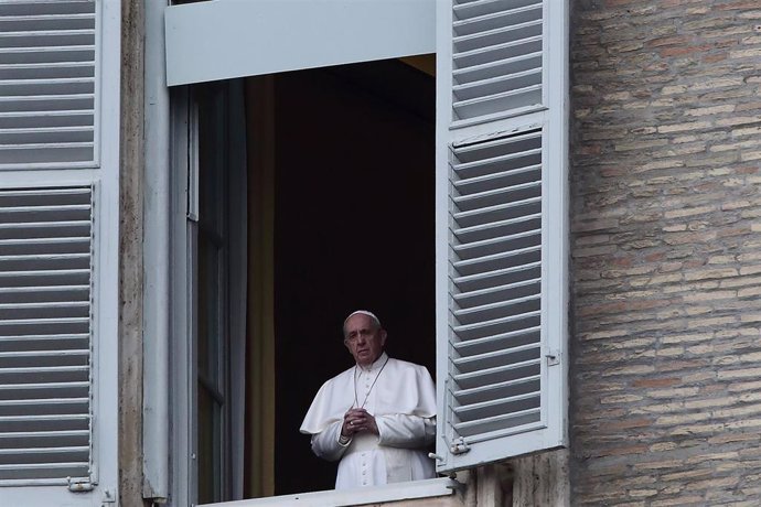 Archivo - 29 March 2020, Vatican, Vatican City: Pope Francis blesses an empty St. Peter's Square after live streaming his traditional Sunday Angelus Prayer inside the Apostolic Palace. Photo: Evandro Inetti/ZUMA Wire/dpa