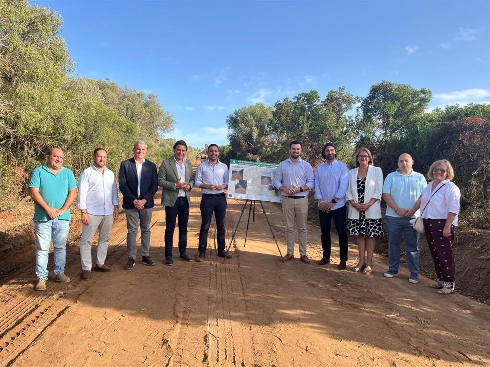 El delegado territorial de Agricultura, Fran Moreno, en el camino de La Ponderosa en Vejer.