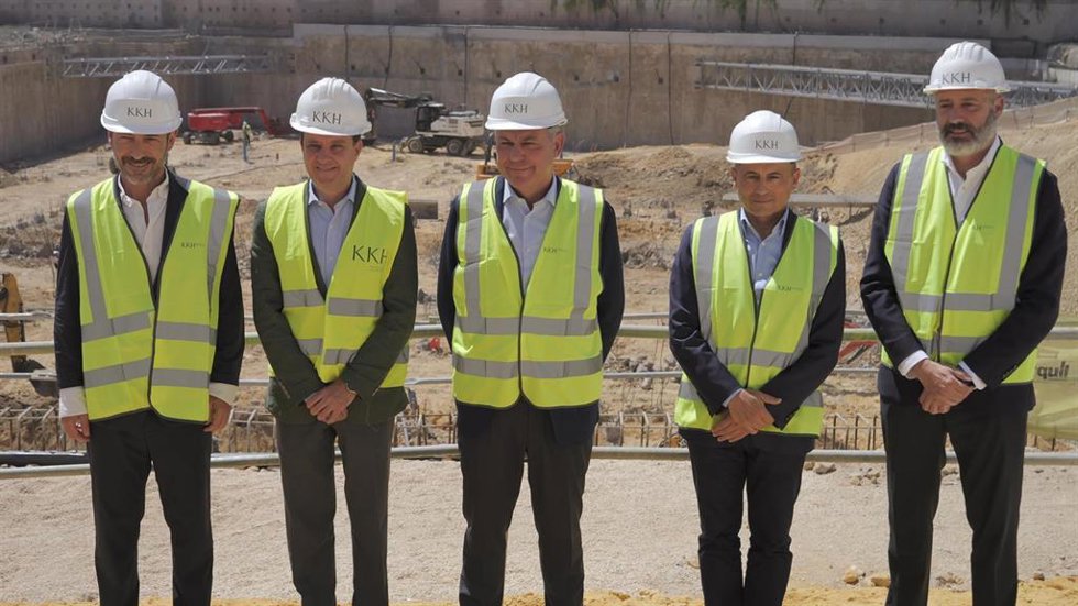 Visita de Sanz y el presidente de KKH a la planta de Altadis