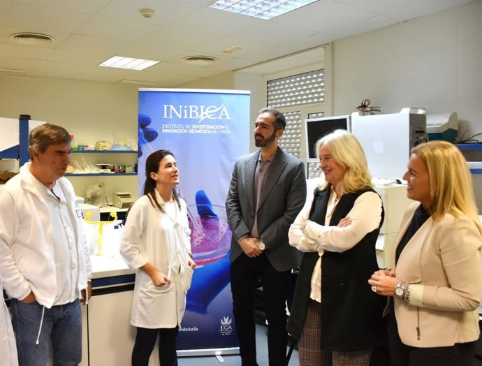 Mercedes Colombo y Eva Pajares con investigadores del Inibica.