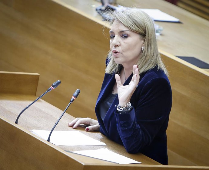 Archivo - Arxiu - La vicepresidenta Susana Camarero en el ple de Les Corts en imatge d'arxiu