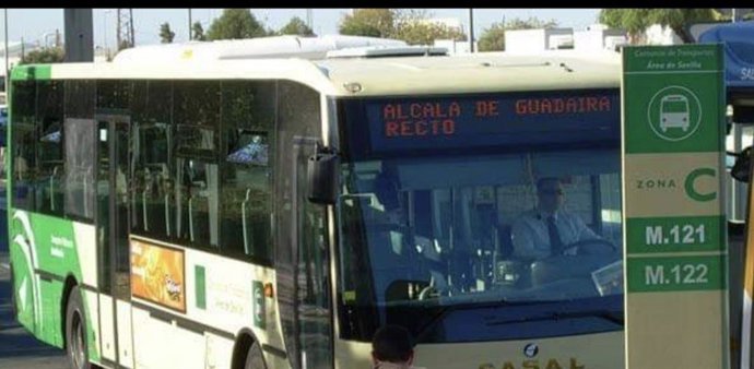 Autobús interurbano que conecta el municipio de Alcalá de Guadaíra con Sevilla.