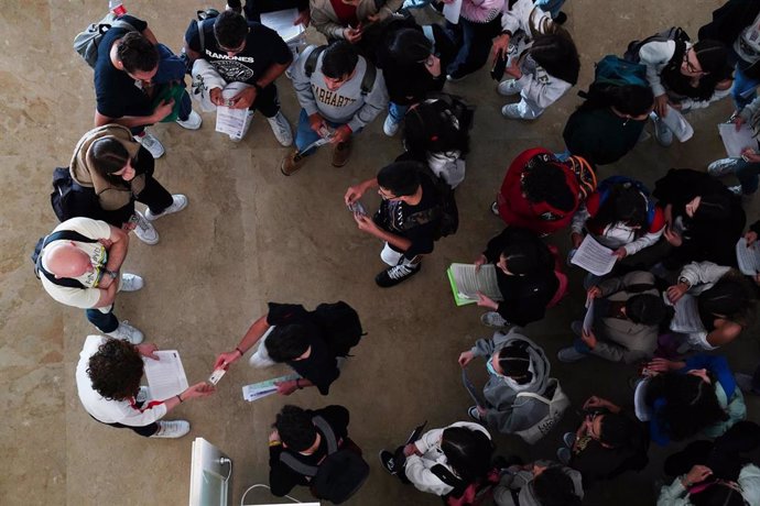 Archivo - Estudiantes esperan antes de entrar para comenzar las pruebas de acceso a la universidad 2022, a 7 de junio de 2022, en Santiago de Compostela, A Coruña, Galicia (España). Hoy ha arrancado en Galicia la Evaluación de Bachillerato para Acceso a