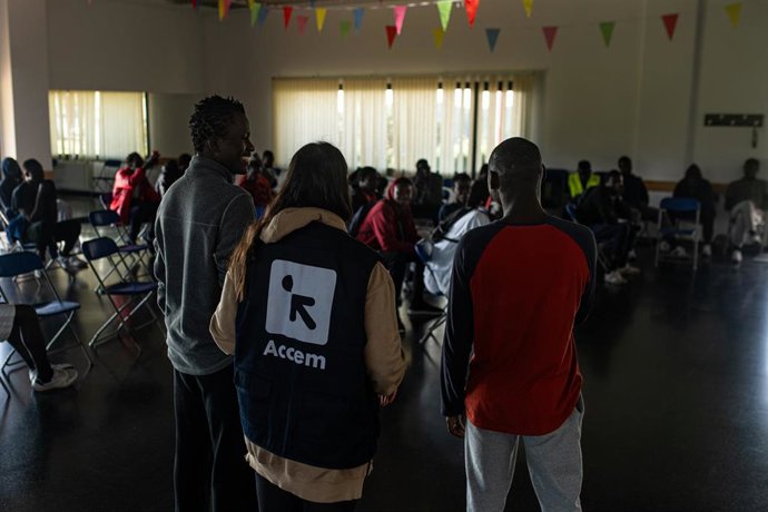 Archivo - Varios migrantes procedentes de Canarias con una voluntaria de Accem, en la Casa de Cultura de Dorrón, a 17 de noviembre de 2023, en Sanxenxo, Pontevedra, Galicia (España). La Casa de Cultura de Dorrón ha concedido un espacio a la ONG Accem para