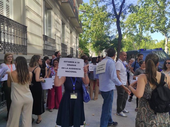 Funcionarios de manifiestan a las puertas de la sede de la Audiencia Nacional de la calle Gévnoa, en Madrid, a 24 de julio de 2024.