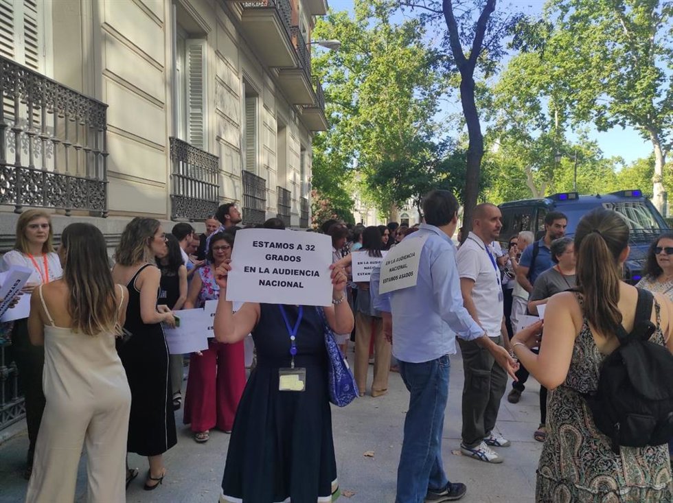 Funcionarios de manifiestan a las puertas de la sede de la Audiencia Nacional de la calle Gévnoa, en Madrid, a 24 de julio de 2024.