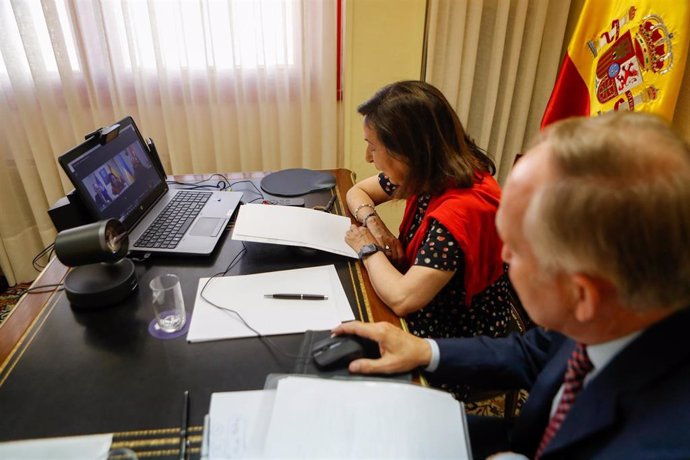 La ministra de Defensa, Margarita Robles, mantiene una videoconferencia con su homólogo ucraniano, Rustem Umerov.