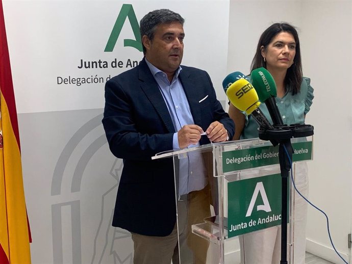 Archivo - La delegada territorial de Economía, Hacienda, Fondos Europeos y de Industria, Energía y Minas, Lucía Núñez, junto al delegado de la Junta en Huelva, José Manuel Correa. 