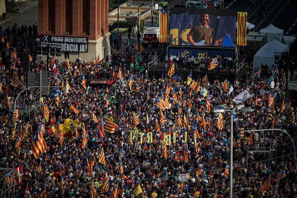 Archivo - Decenas de personas participan en una manifestación convocada por la ANC con motivo de la Diada 2023, a 11 de septiembre de 2023, en Barcelona, Catalunya