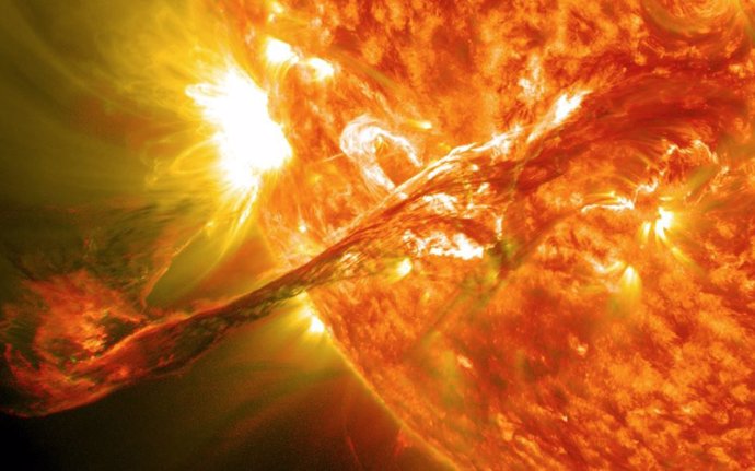 Archivo - Esta eyección de masa coronal, capturada por el Observatorio de Dinámica Solar de la NASA, hizo erupción en el Sol el 31 de agosto de 2012, viajando a más de 1.300 kilómetros por segundo y enviando radiación a las profundidades del espacio.