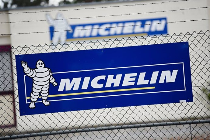 Archivo -  FILED - 25 September 2019, Bavaria, Hallstadt: A banner with the French tyre maker Michelin logo can be seen on a fence in front of the Michelin plant in Hallstadt. Photo: Nicolas Armer/Deutsche Presse-Agentur GmbH/dpa