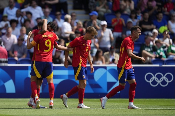 Abel Ruiz felicita a Marc Pubill tras su gol ante Uzbekistán en los Juegos Olímpicos de París