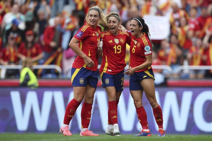 Alexia Putellas, Olga Carmona y Aitana Bonmatí celebran el 1-0 ante Bélgica