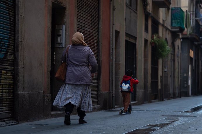 Archivo - Una dona per un carrer a Barcelona