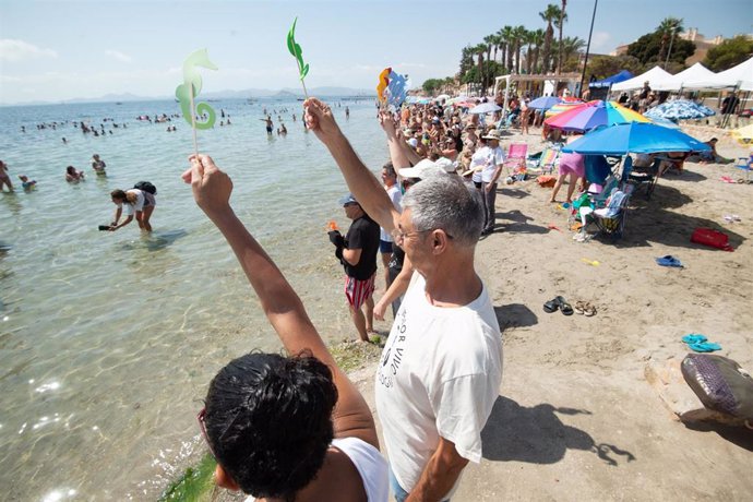 Archivo - Decenas de personas en la playa  