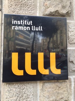 Archivo - Placa a l'entrada de l'Institut Ramon Llull