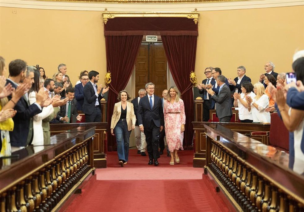 (I-D) La secretaria general del PP, Cuca Gamarra; el presidente del Partido Popular, Alberto Núñez Feijóo, y la portavoz del PP en el Senado, Alicia García, a su llegada a una reunión con los grupos parlamentarios del partido Popular, a 24 de julio de 2